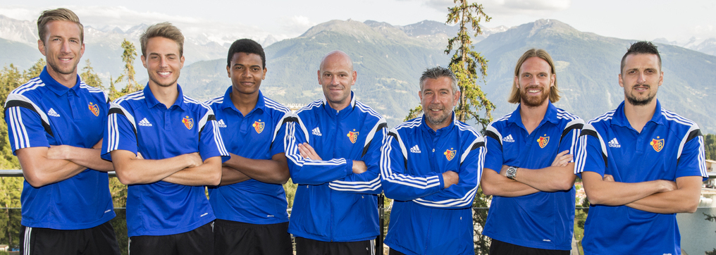 Die neuen Spieler mit den neuen Trainern Marc Janko, Daniel Hoegh, Manuel Akanji, Markus Hoffmann, Assistenztrainer, Urs Fischer, Cheftrainer, Michael Lang und Zdravko Kuzmanovic, von links, posieren fuer ein Gruppenfoto auf der Terrasse des Hotel Crans Ambassador waehrend einigen Trainingstagen mit der Mannschaft des FC Basel 1893 in Crans-Montana am Mittwoch, 8. Juli 2015. (KEYSTONE/Dominic Steinmann)