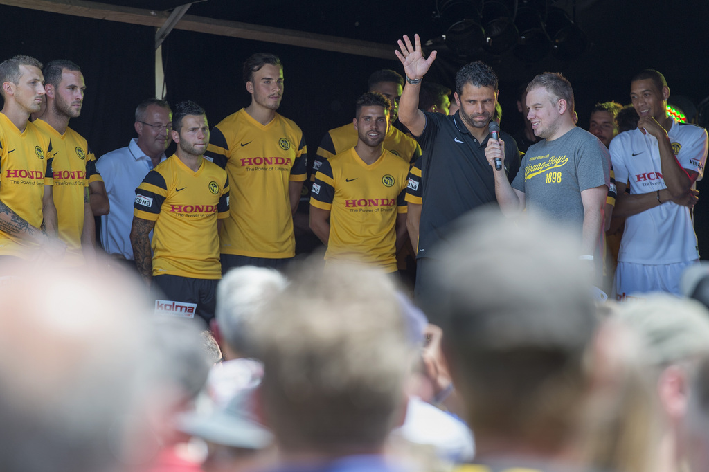 YB-Trainer Uli Forte, 3. von rechts, und seine Mannschaft praesentieren das neue Trikot fuer die Saison 2015/16, am Samstag, 11. Juli 2015, im Stade de Suisse Wankdorf in Bern. (KEYSTONE/Lukas Lehmann)