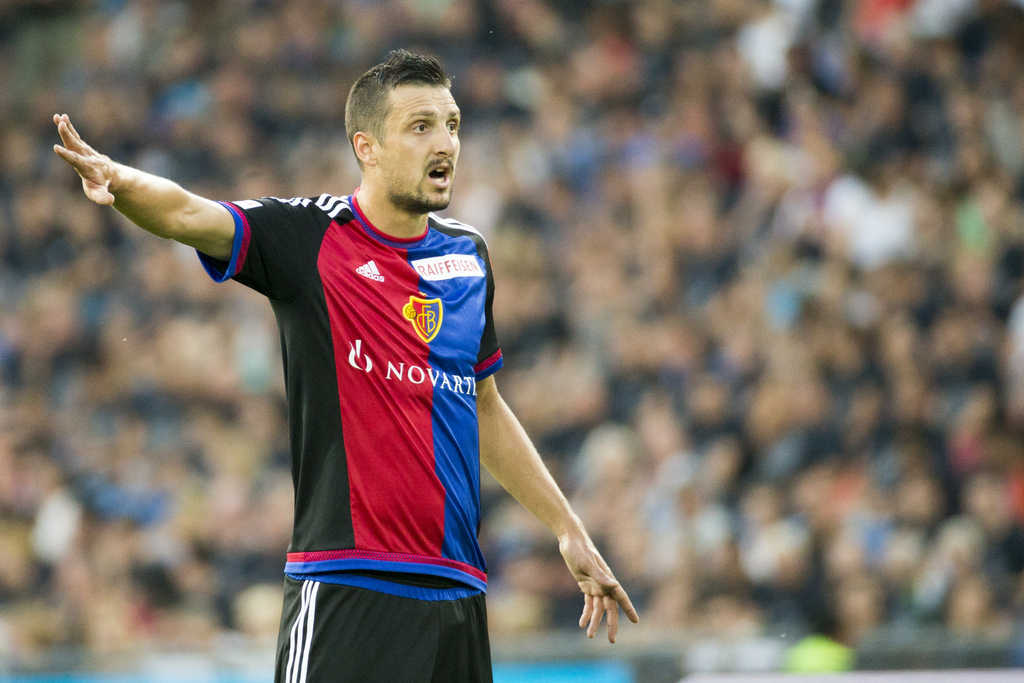Der Basler Zdravko Kuzmanovic in Aktion im Fussball-Freundschaftsspiel zwischen dem FC Basel und Bayer 04 Leverkusen, am Mittwoch, 15. Juli 2015, im St. Jakob Park Stadion in Basel. (KEYSTONE/Patrick Straub)