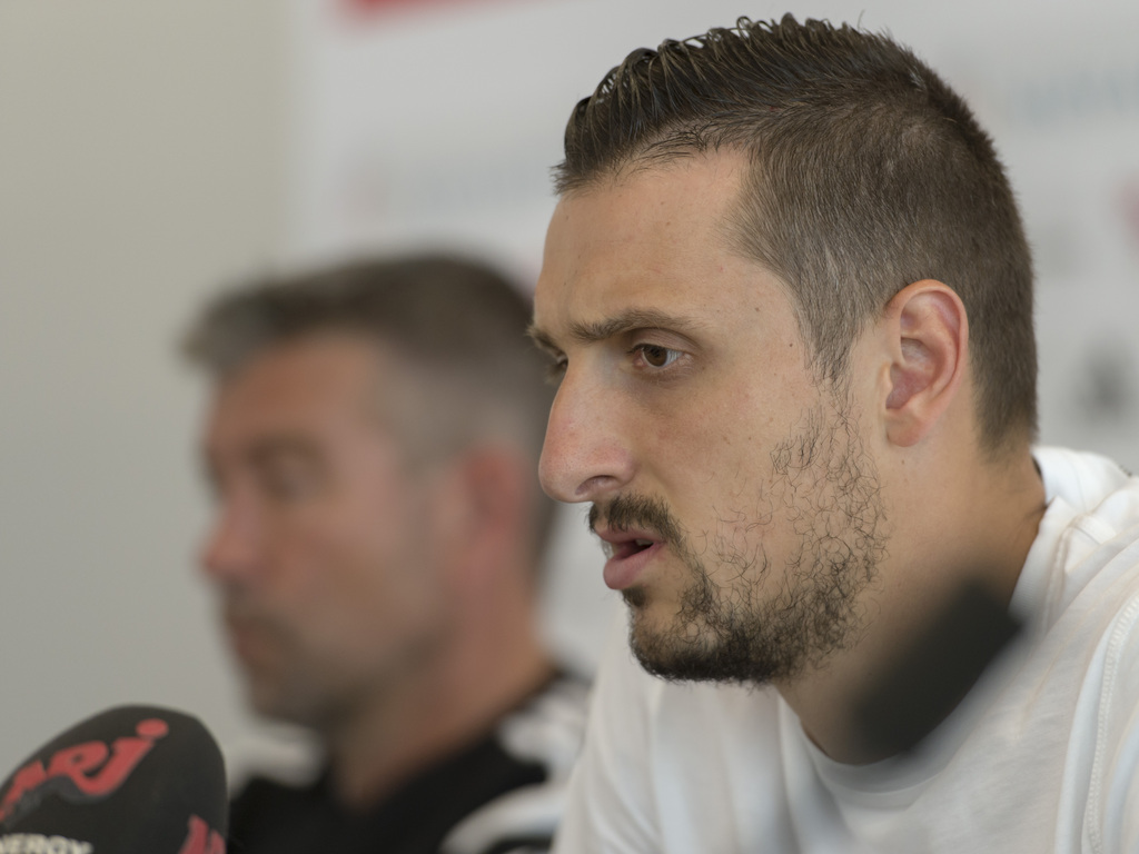 Zdravko Kuzmanovic, der neue Vize-Captain des FC Basel 1893, rechts, spricht an einer Pressekonferenz im Medienzentrum des Stadions St. Jakob-Park in Basel, am Freitag, 17. Juli 2015. (KEYSTONE/Georgios Kefalas)