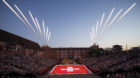 Das Opening am Basel Tattoo mit Massed Military Bands, International, und einer grossen Schweizer Flagge, fotografiert anlaes