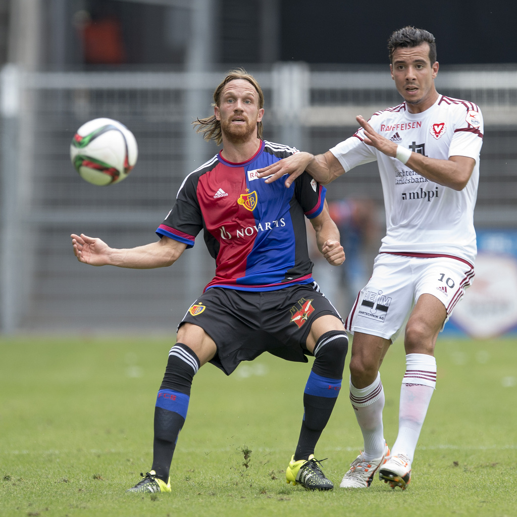 Der Basler Michael Lang, links, kaempft um den Ball gegen den Vaduzer Ali Messaoud, rechts, im Fussball Meisterschaftsspiel der Super League zwischen dem FC Basel und dem FC Vaduz im Stadion St. Jakob-Park in Basel, am Sonntag, 19. Juli 2015. (KEYSTONE/Georgios Kefalas)