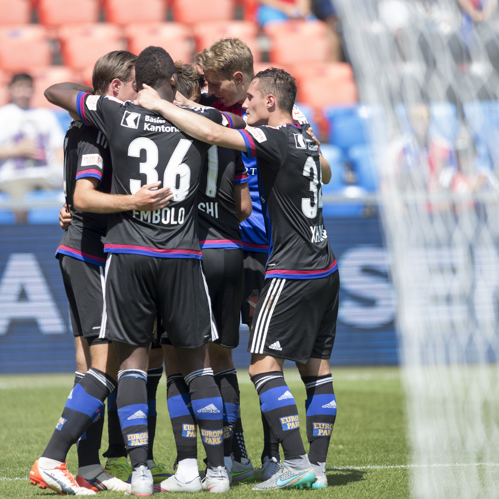 Die Basler jubeln ueber ihr zweites Tor im Fussball Meisterschaftsspiel der Super League zwischen dem FC Basel und dem FC Vaduz im Stadion St. Jakob-Park in Basel, am Sonntag, 19. Juli 2015. (KEYSTONE/Georgios Kefalas)