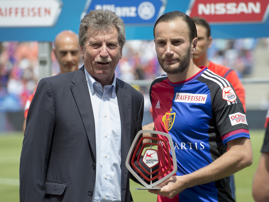 Heinrich Schifferle, Praesident Swiss Football League, links, ehrt den Basler Shkelzen Gashi, rechts, als Top Scorer der Saison 2014/2015 vor dem Fussball Meisterschaftsspiel der Super League zwischen dem FC Basel und dem FC Vaduz im Stadion St. Jakob-Park in Basel, am Sonntag, 19. Juli 2015. (KEYSTONE/Georgios Kefalas)