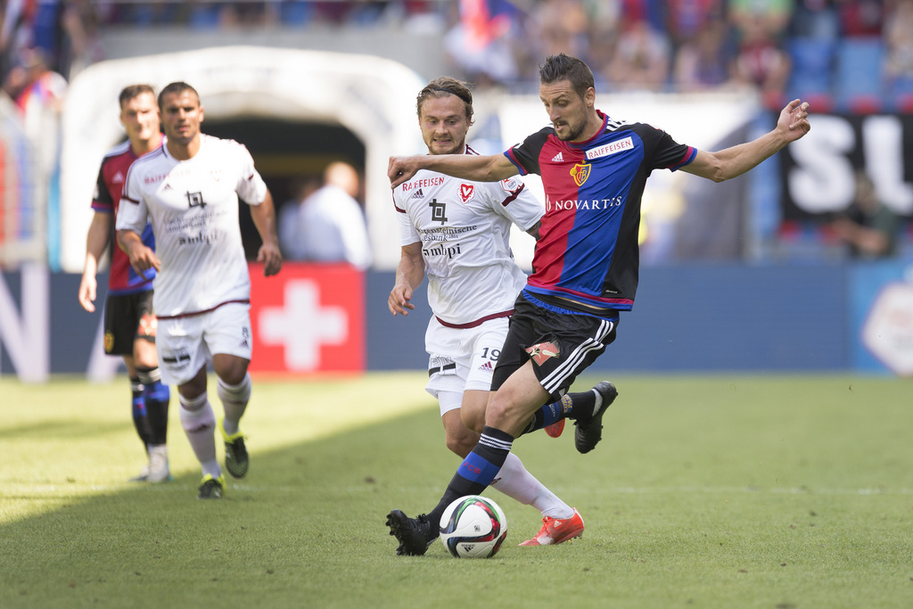 Der Basler Zdravko Kuzmanovic, rechts, kaempft um den Ball gegen den Vaduzer Nick von Niederhaeusern, links, im Fussball Meisterschaftsspiel der Super League zwischen dem FC Basel und dem FC Vaduz im Stadion St. Jakob-Park in Basel, am Sonntag, 19. Juli 2015. (KEYSTONE/Georgios Kefalas)