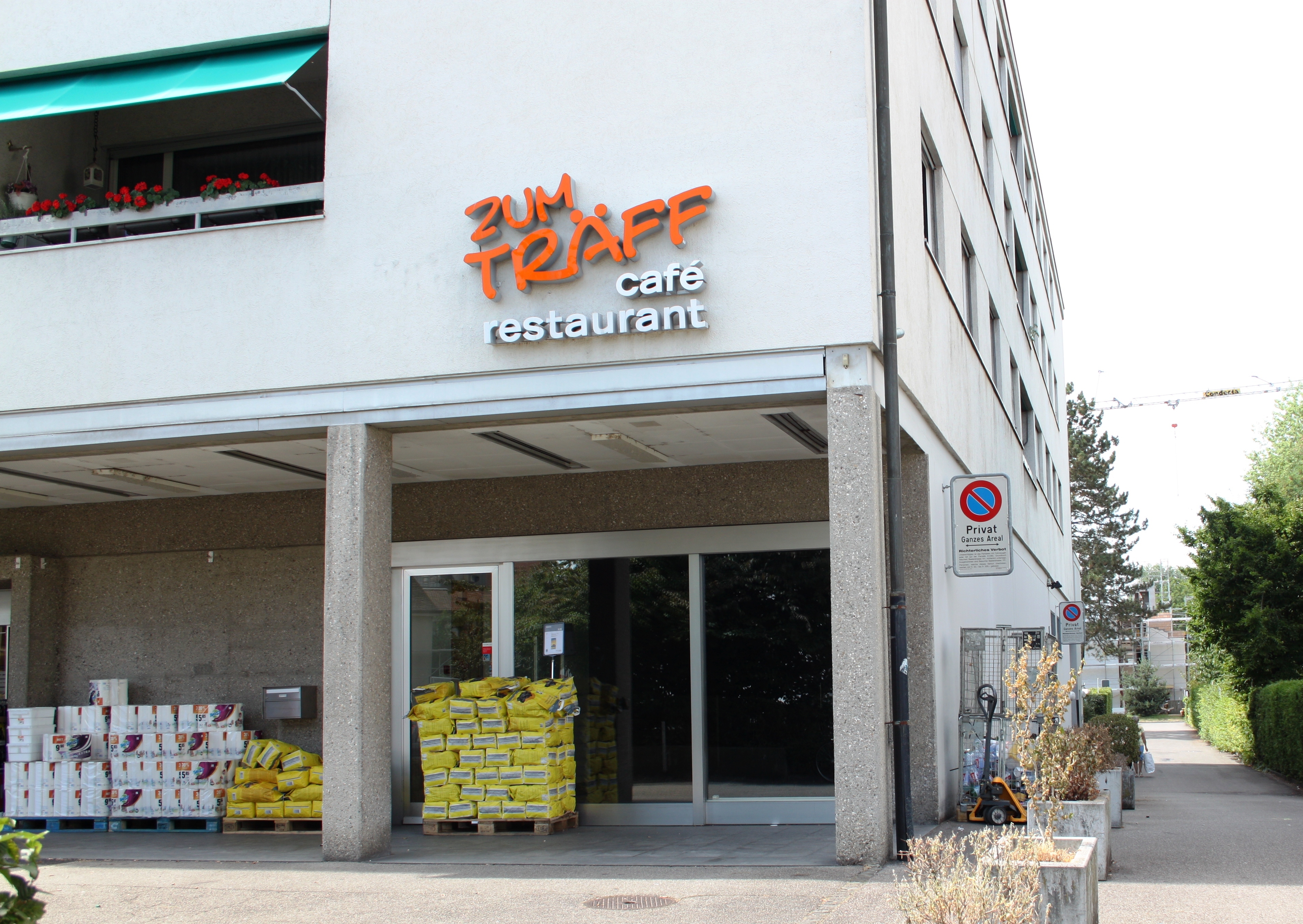 Sieht auch etwas verlassen aus: «Zum Träff» gleich gegenüber vom «Central». Dort ist seit März geschlossen. Statt Gastrobetrieb stehen vor der Türe die Auslagen der benachbarten Migros-Filiale.