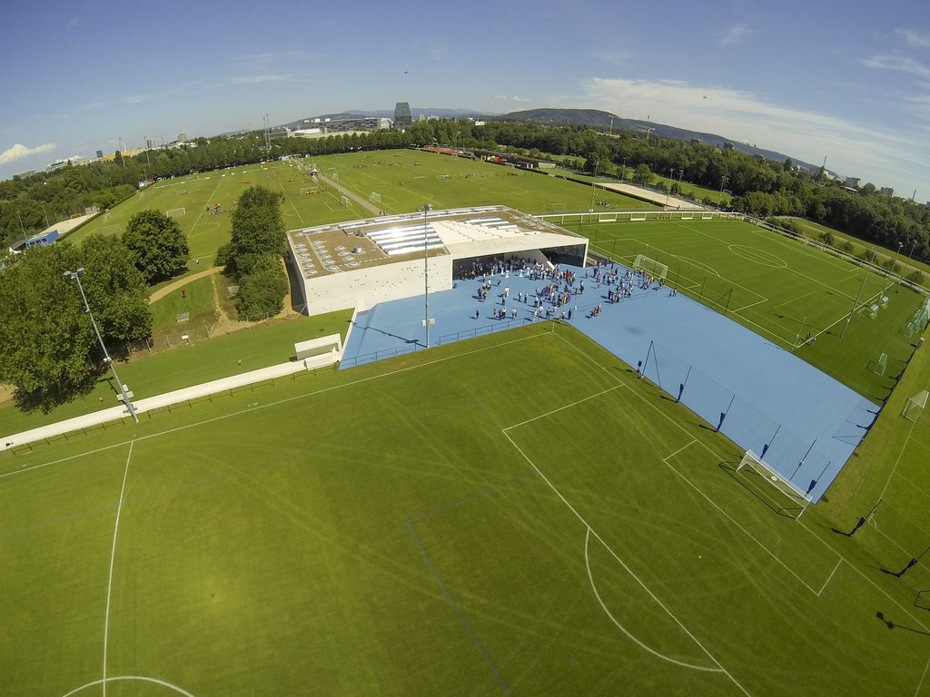 Drohnen-Aufnahme bei der feierlichen Eroeffnung des neuen Nachwuchs-Campus FC Basel auf dem Areal St. Jakob, aufgenommen am Samstag, 17. August 2013 in Basel. (KEYSTONE/Patrick Straub)