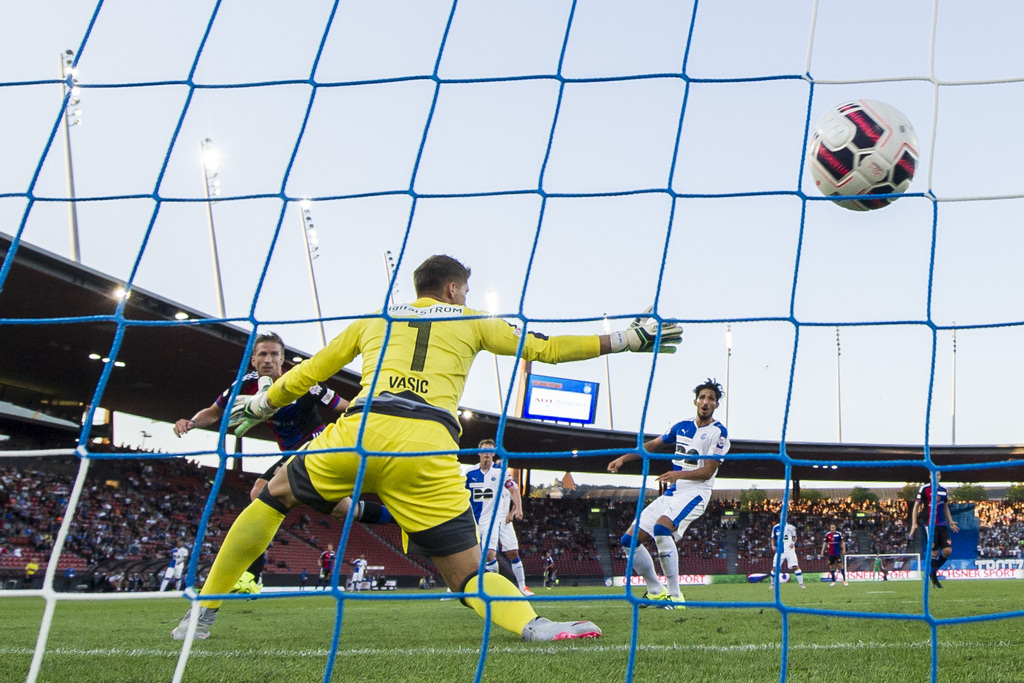 Marc Janko, links, trifft gegen Vaso Vasic, Mitte, von GC, Mitte, zum 2:2 Tor am Super League Fussballspiel zwischen dem Grasshopper Club Zuerich und dem FC Basel am Samstag, 25. Juli 2015 im Stadion Letzigrund in Zuerich. (KEYSTONE/Ennio Leanza)