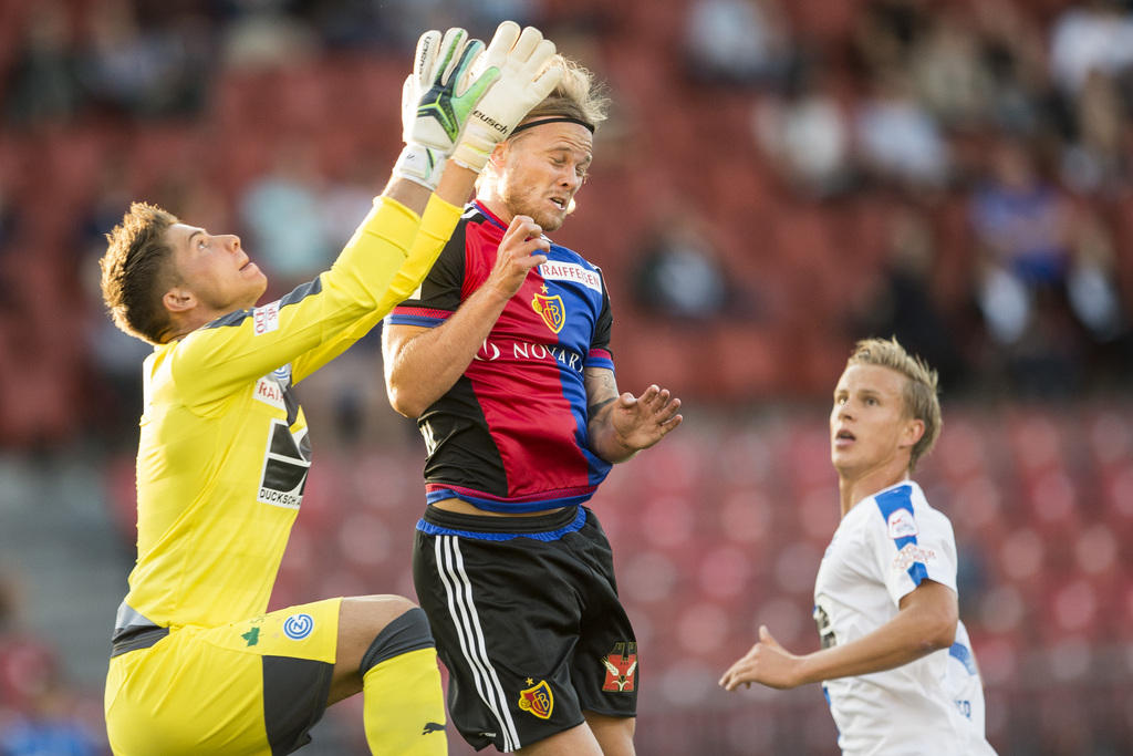 Vaso Vasic, links, von GC, spielt um den Ball mit Birkir Bjarnason, Mitte, von Basel am Super League Fussballspiel zwischen dem Grasshopper Club Zuerich und dem FC Basel am Samstag, 25. Juli 2015 im Stadion Letzigrund in Zuerich. (KEYSTONE/Ennio Leanza)