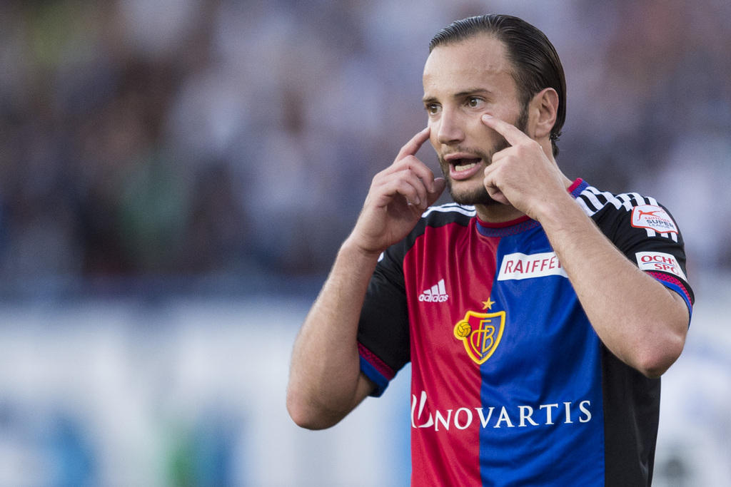Shkelzen Gashi, von Basel spricht zu seinen Mitspielern am Super League Fussballspiel zwischen dem Grasshopper Club Zuerich und dem FC Basel am Samstag, 25. Juli 2015 im Stadion Letzigrund in Zuerich. (KEYSTONE/Ennio Leanza)