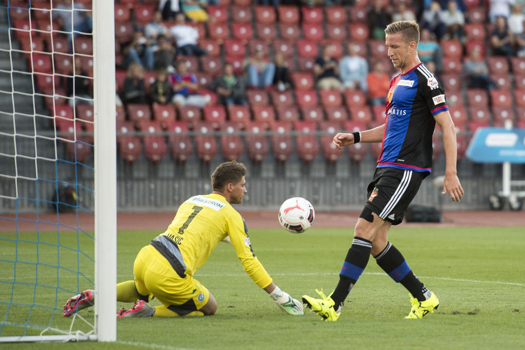 Vaso Vasic, links, von GC, spielt um den Ball mit Marc Janko, rechts, von Basel am Super League Fussballspiel zwischen dem Grasshopper Club Zuerich und dem FC Basel am Samstag, 25. Juli 2015 im Stadion Letzigrund in Zuerich. (KEYSTONE/Ennio Leanza)