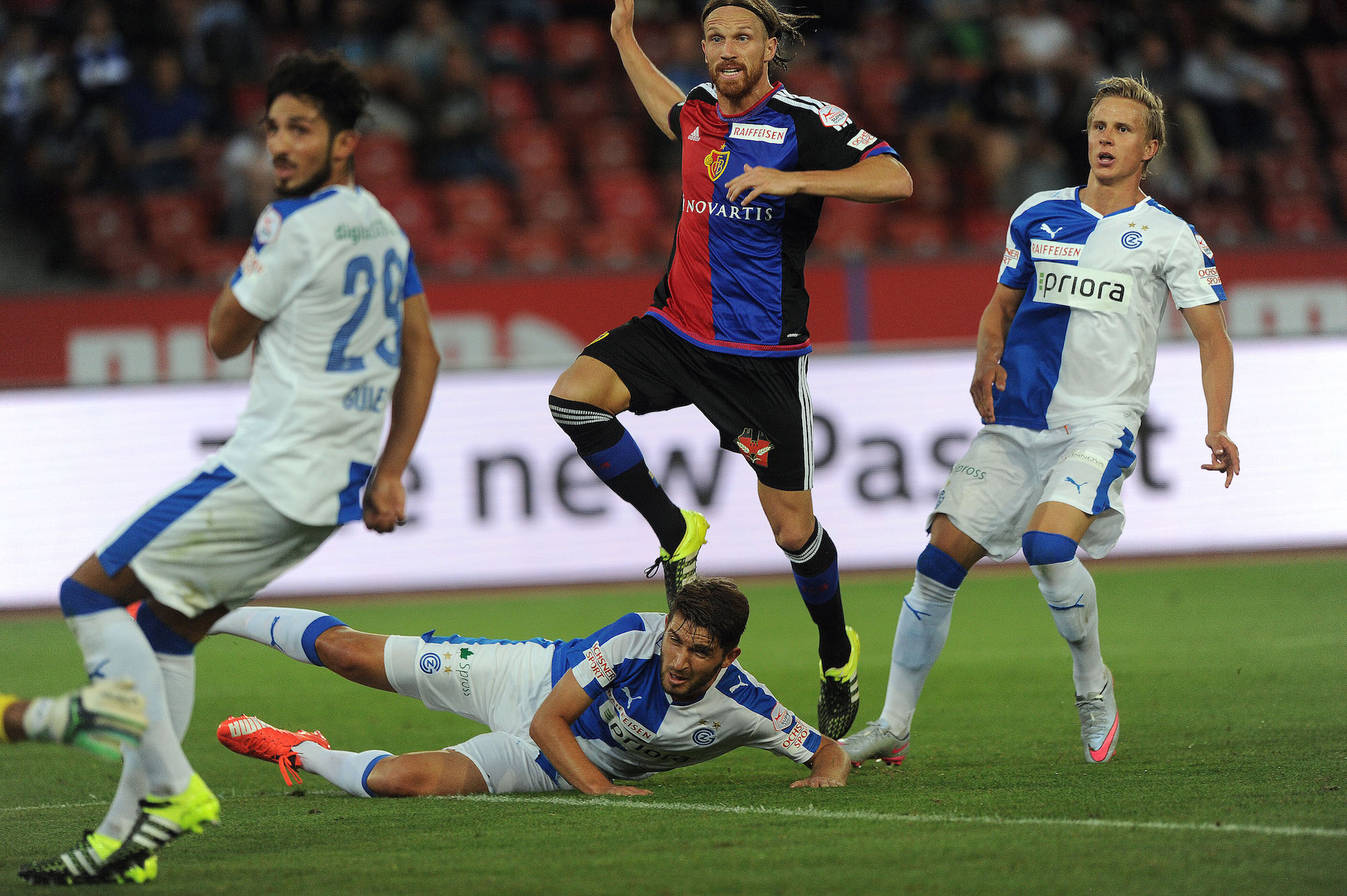 michael lang verdeckt fc basel trifft zum 2:3 auswärtssieg für den FCB Superleague gc Zürich gegen FC Basel 2 zu 3 torhueter vaso vasic am boden geschlagen refchts am boden alban pnishi und links levent gülen rechts kallström gc 25. 7. 2015 Bild meinrad schön