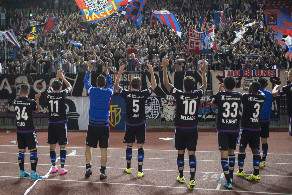 Die Spieler von Basel jubeln am Super League Fussballspiel zwischen dem Grasshopper Club Zuerich und dem FC Basel am Samstag, 25. Juli 2015 im Stadion Letzigrund in Zuerich. (KEYSTONE/Ennio Leanza)