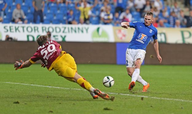 Marcin Robak bei seinem ersten Tor im Trikot von Lech Posen, das seinem Team einen Last-Minute-Sieg in der Meisterschaft bescherte.