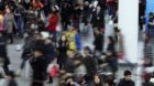 Die Menschen in China - im Bild Pendlerströme morgens in der U-Bahn von Schanghai - werden im Durchschnitt immer grösser un