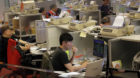 Händler in Honkong: Die chinesischen Behörden versuchen mit Eingriffen in den Markt, den Sturz der Aktienkurse in China zu