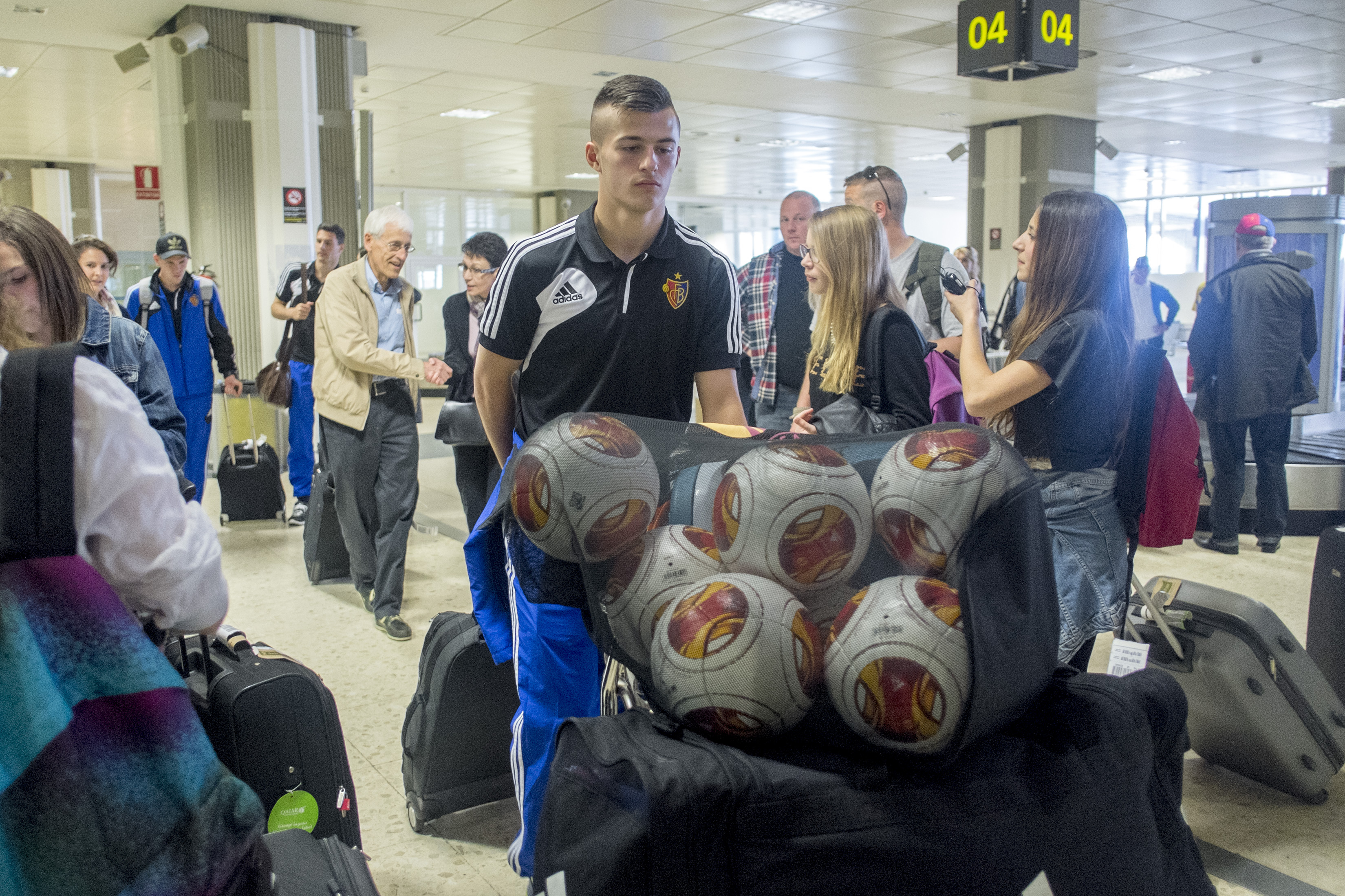 28.07.2015; Poznan; Fussball Champions League Qualifikation; Trainer Urs Fischer und Manuel Akanji nach der Ankunft in Poznan; (Steffen Schmidt/freshfocus)