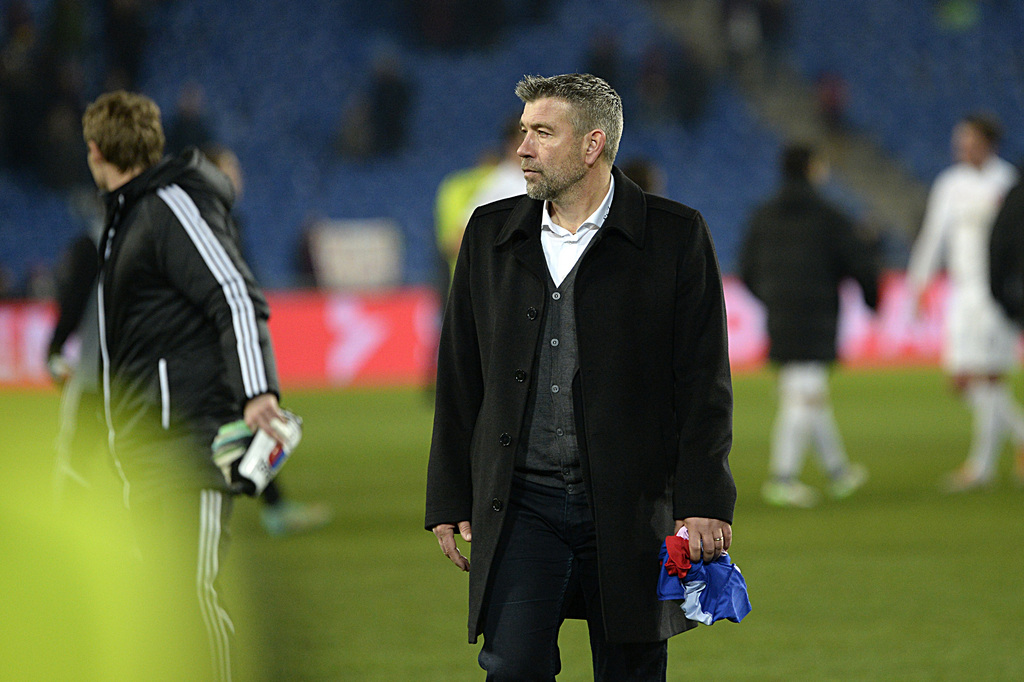 ZU DEN GERUECHTEN, DASS URS FISCHER NEUER TRAINER DES FC BASEL WIRD, STELLEN WIR IHNEN AM DONNERSTAG, 18. JUNI 2015, FOLGENDES ARCHIVBILD ZUR VERFUEGUNG - Der Thuner Trainer Urs Fischer verlaesst das Spielfeld mit einem FCB-Dress in der Hand nach dem Fussball Meisterschaftsspiel der Super League zwischen dem FC Basel und dem FC Thun, im Stadion St. Jakob-Park in Basel, am Samstag, 7. Maerz 2015. (KEYSTONE/Georgios Kefalas)