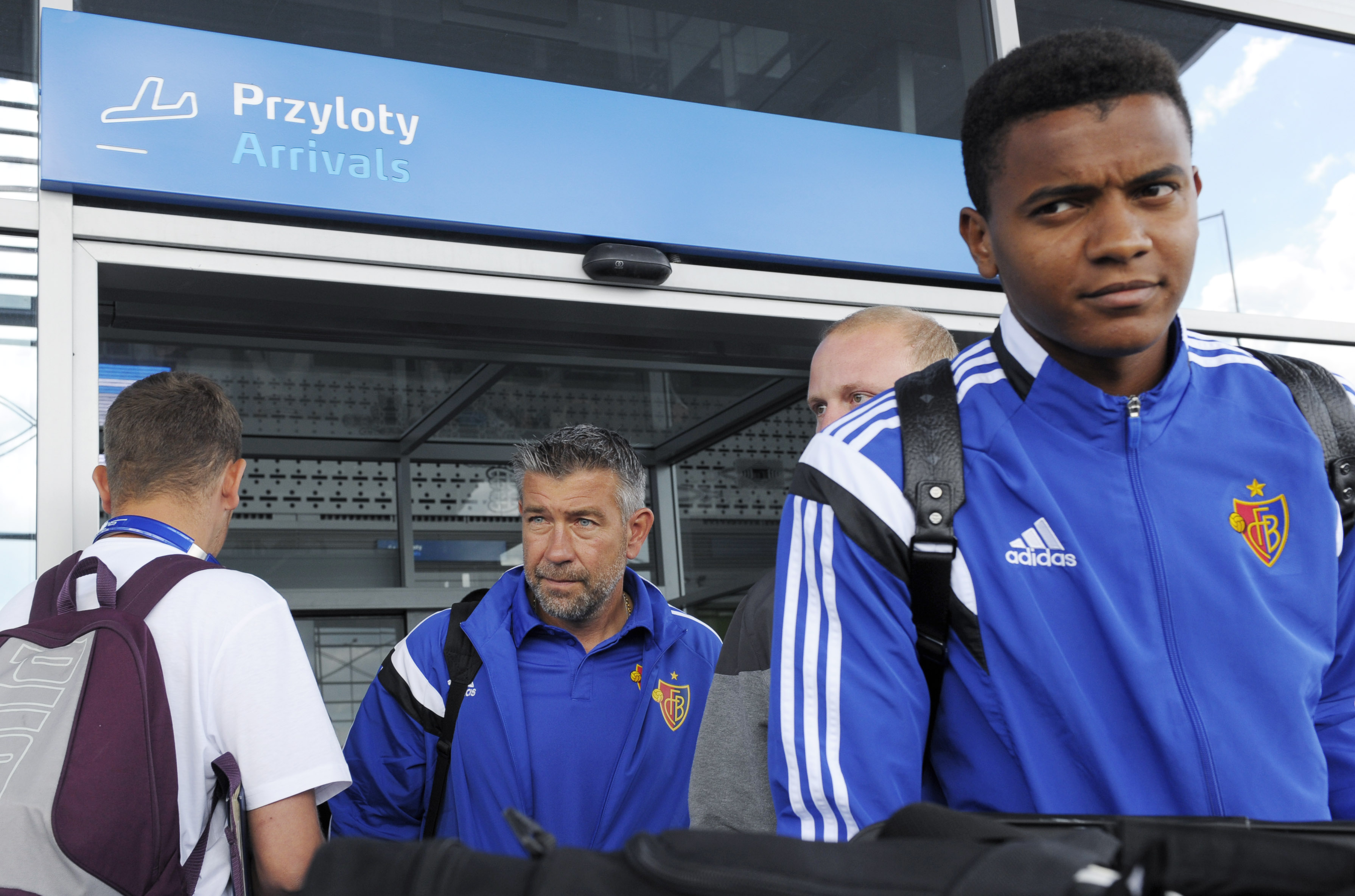 28.07.2015; Poznan; Fussball Champions League Qualifikation; Trainer Urs Fischer und Manuel Akanji nach der Ankunft in Poznan; (Steffen Schmidt/freshfocus)