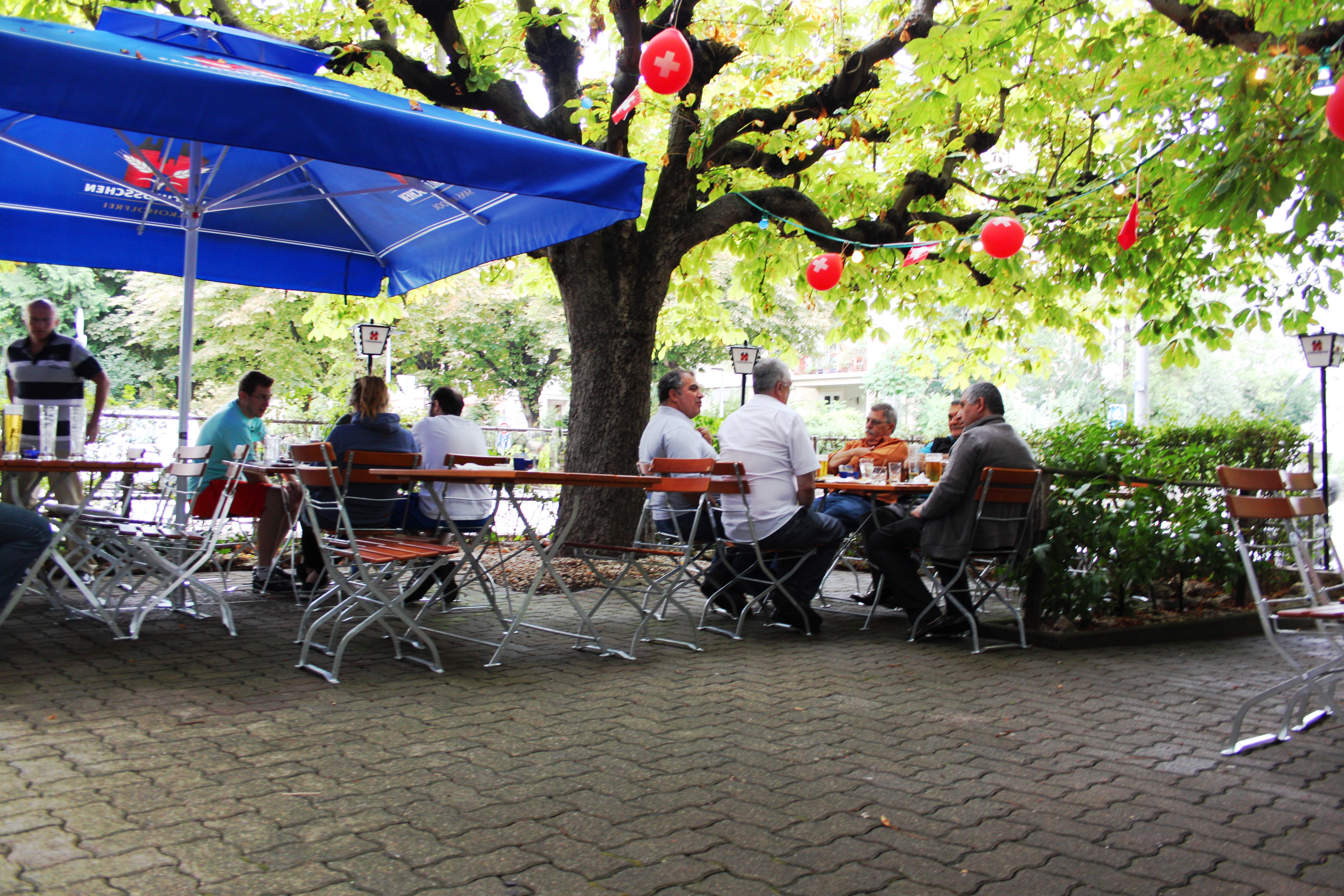 Die Gundeldinger scheinen die Eckbeiz vermisst zu haben: Trotz trüben Wetters war der Biergarten zur Eröffnung schon mittags halb voll.