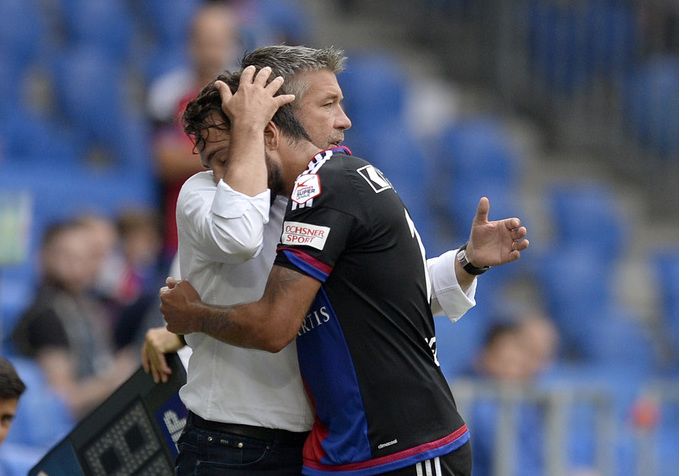 Der Basler Trainer Urs Fischer, links, bedankt sich bei seinem Captain Matias Emilio Delgado, rechts, nach dessen Auswechslung im Fussball Meisterschaftsspiel der Super League zwischen dem FC Basel und dem FC Sion im Stadion St. Jakob-Park in Basel, am Samstag, 1. August 2015. (KEYSTONE/Georgios Kefalas)