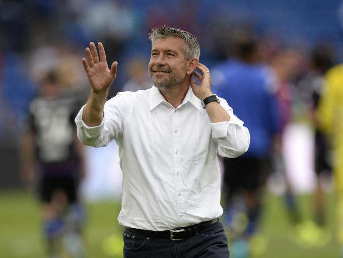 Der Basler Trainer Urs Fischer winkt den Fans zu nach dem Fussball Meisterschaftsspiel der Super League zwischen dem FC Basel und dem FC Sion im Stadion St. Jakob-Park in Basel, am Samstag, 1. August 2015. (KEYSTONE/Georgios Kefalas)