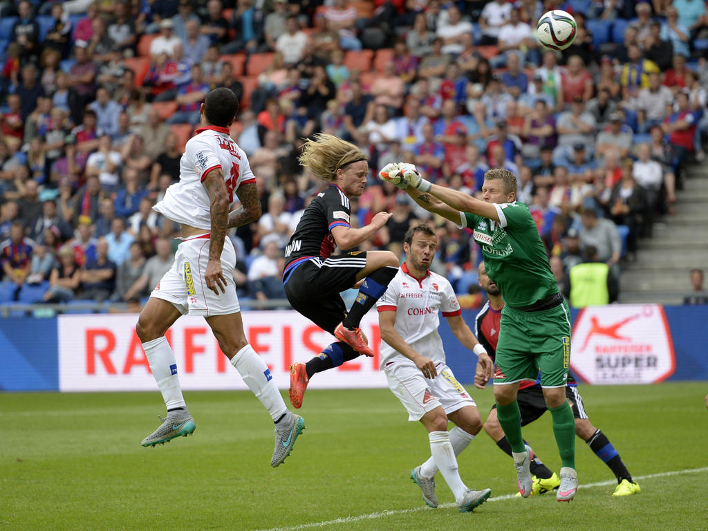 Der Sittener Leo Lacroix spielt den Ball mit dem Kopf vorbei am Basler Birkir Bjarnason und dem Sittener Torhueter Andris Vanins , von links, und erzielt ein Eigentor im Fussball Meisterschaftsspiel der Super League zwischen dem FC Basel und dem FC Sion im Stadion St. Jakob-Park in Basel, am Samstag, 1. August 2015. (KEYSTONE/Georgios Kefalas)