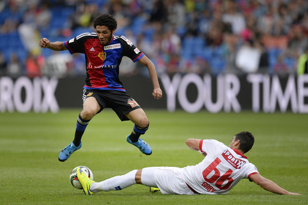 Der Basler Mohamed Elneny, links, im Kampf um den Ball gegen den Sittener Gabriel Cichero, rechts, im Fussball Meisterschaftsspiel der Super League zwischen dem FC Basel und dem FC Sion im Stadion St. Jakob-Park in Basel, am Samstag, 1. August 2015. (KEYSTONE/Georgios Kefalas)