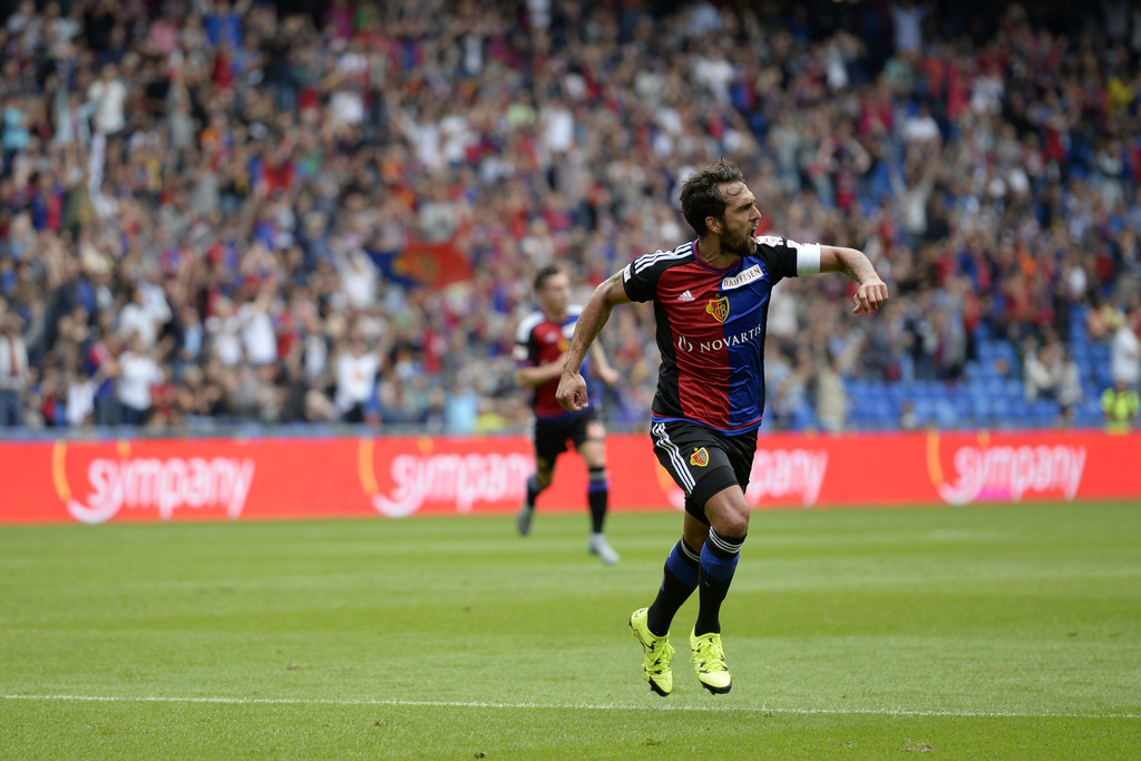 Der Basler Matias Emilio Delgado jubelt nach seinem Freistosstor im Fussball Meisterschaftsspiel der Super League zwischen dem FC Basel und dem FC Sion im Stadion St. Jakob-Park in Basel, am Samstag, 1. August 2015. (KEYSTONE/Georgios Kefalas)