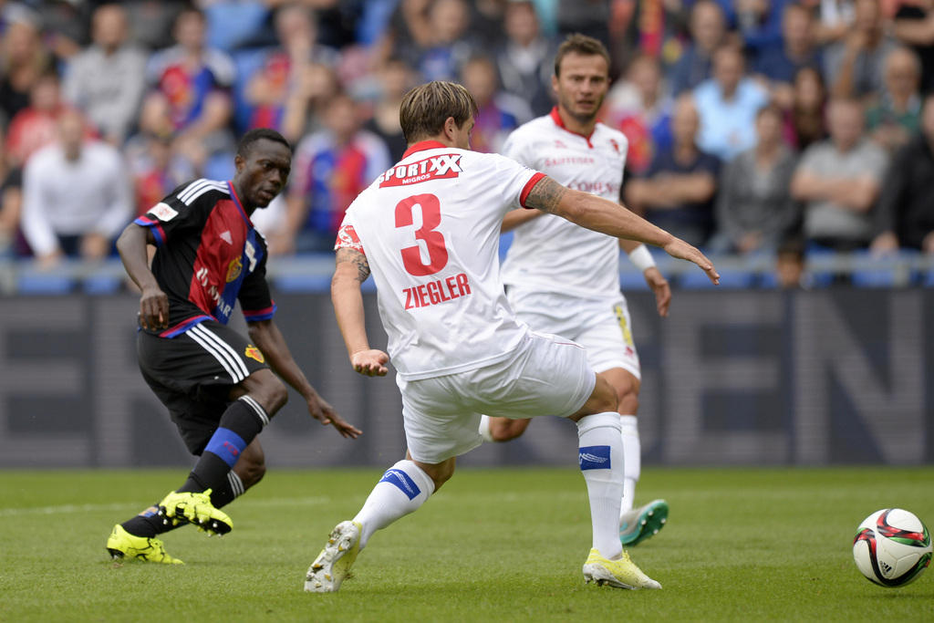 Der Basler Adama Traore trifft vorbei an den Sittenern Reto Ziegler und Elsad Zverotic, von links, zum 2:0 im Fussball Meisterschaftsspiel der Super League zwischen dem FC Basel und dem FC Sion im Stadion St. Jakob-Park in Basel, am Samstag, 1. August 2015. (KEYSTONE/Georgios Kefalas)