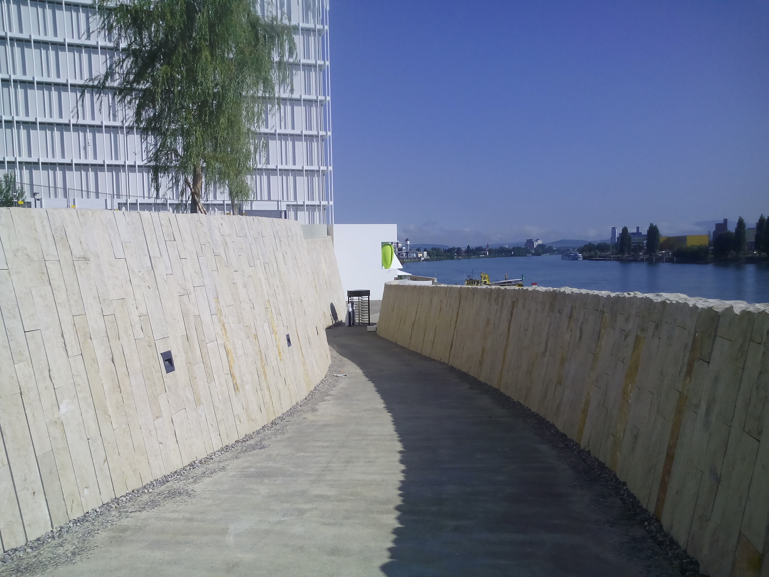 Eine ansprechende Optik und architektonisch ganz schön anspruchsvoll ist der Aufgang von der zukünftigen Rheinpromenade. Das Drehgitter, das den Novartis Campus absperren wird, steht einstweilen noch alleine im Weg herum.
