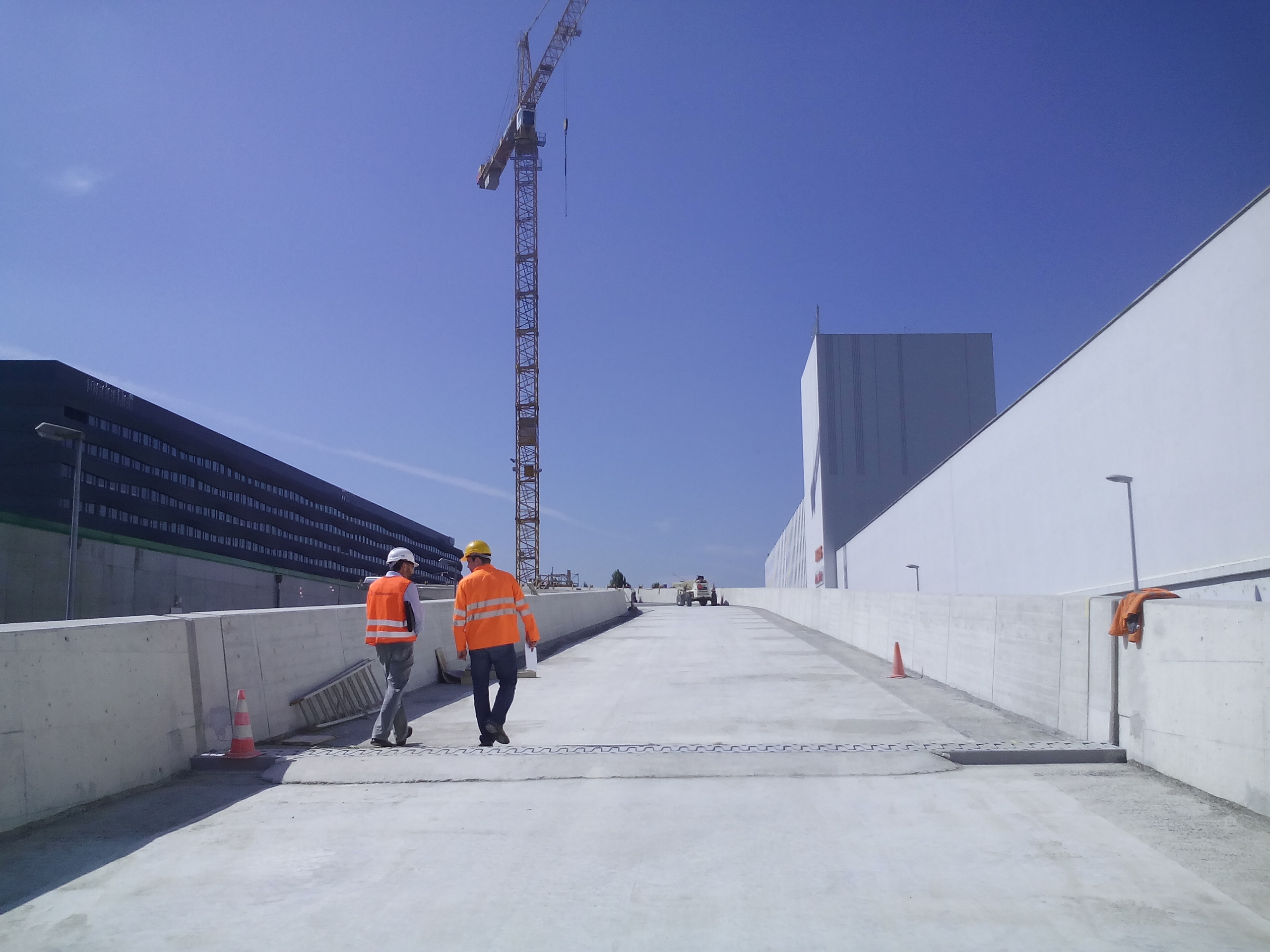 Über einen fast fertigen Autobahnzubringer wandern, wie hier über den Halbanschluss Basel-Rheinhafen zur Autobahn Richtung Luzern, das kommt nicht häufig vor.