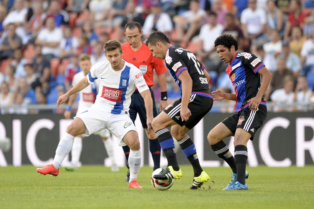 epa04873292 Poznan's Karol Linetty, Basel's Marek Suchy and Basel's Mohamed Elneny, from left, fight for the ball during an UEFA Champions League third qualifying round second leg soccer match between Switzerland's FC Basel 1893 and Poland's KKS Lech Poznan in the St. Jakob-Park stadium in Basel, Switzerland, on Wednesday, August 5, 2015. EPA/GEORGIOS KEFALAS