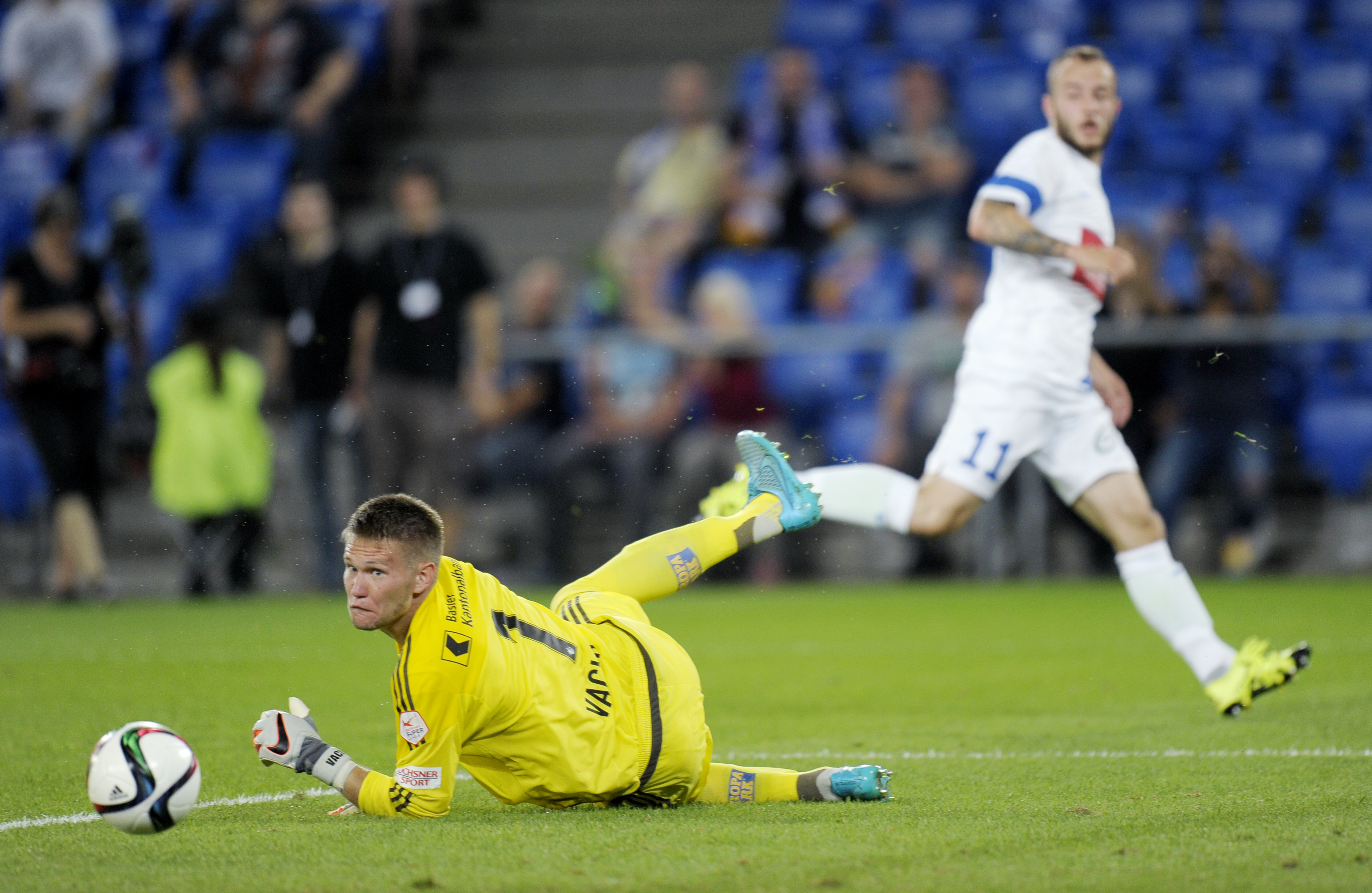 05.08.2015; Basel; Fussball Champions League 3. Qualifikationsrunde; FC Basel - Lech Poznan; Tomas Vaclik (Basel) gegen Gergo Lovrencsics (Poznan); (Steffen Schmidt/freshfocus)