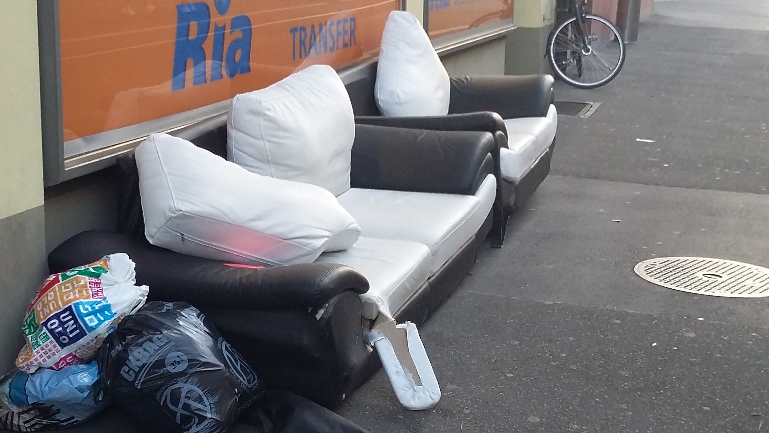 Eine Sitzgelegenheit mit Blick auf die Tramlinie 11: Eine Polstergruppe an der Elsässerstrasse.