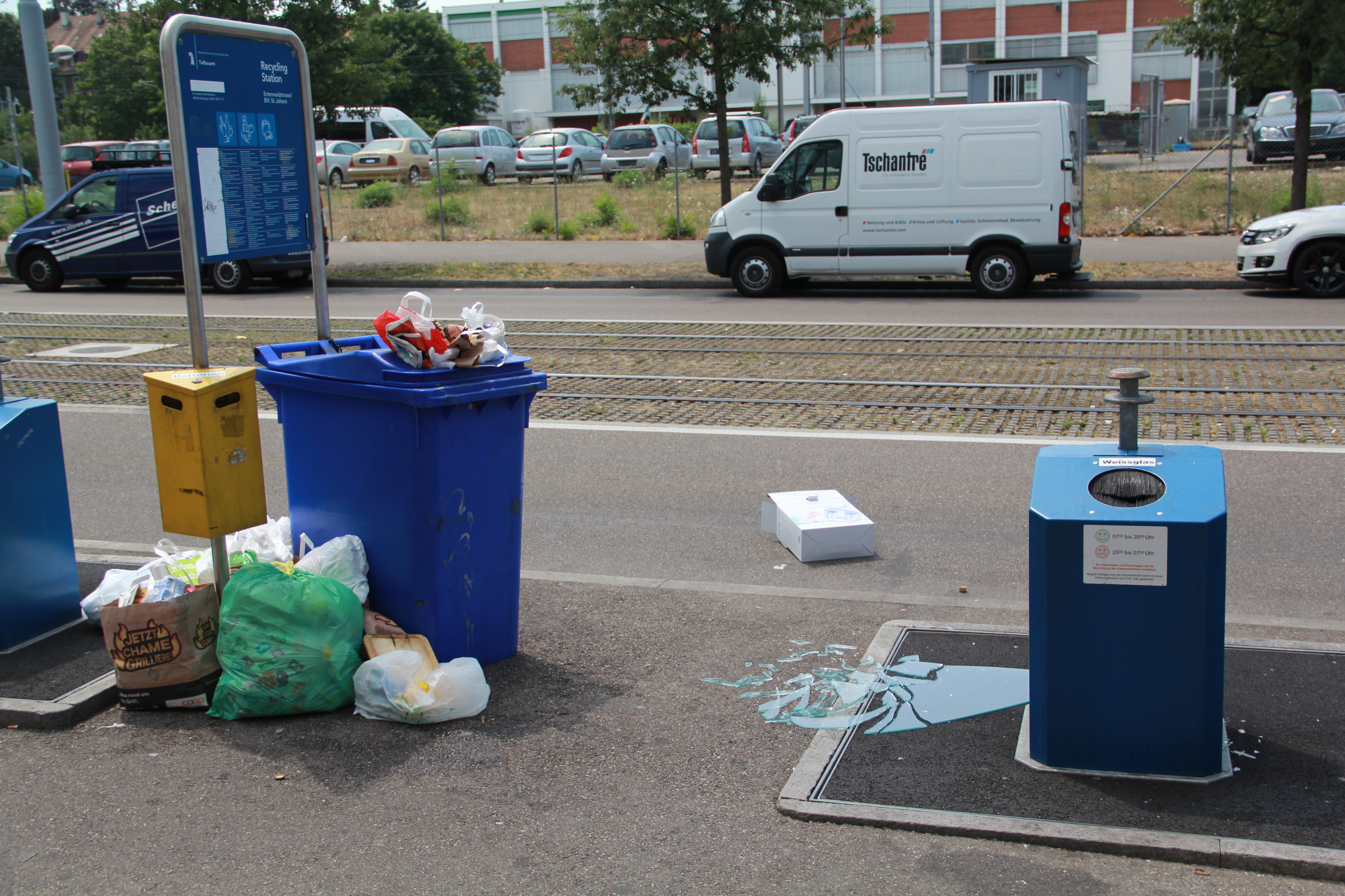 Altglas-Container als beliebte Ablagestellen für... eigentlich alles. Nicht umsonst ist die Entenweidstrasse ebenfalls als Stammplatz für Deponien bekannt.