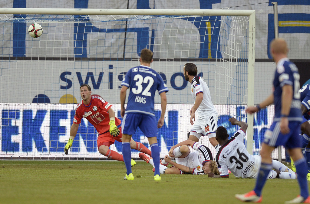 Der Basler Breel Embolo (Nr. 36) bezwingt den Luzerner Torhueter David Zibung, links, zum 1-1 Ausgleich beim Fussball Meisterschaftsspiel der Super League zwischen dem FC Luzern und dem FC Basel am Samstag, 8. August 2015, in der Swissporarena in Luzern. (KEYSTONE/Walter Bieri)