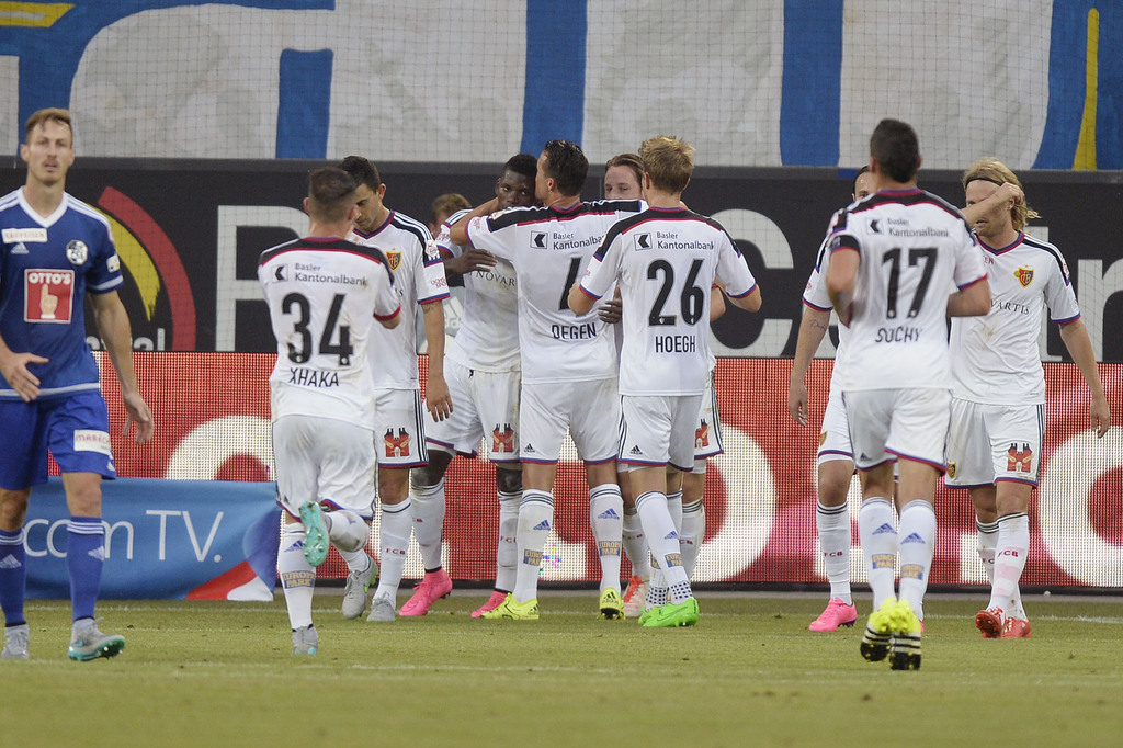 Basler Jubel um Torschuetze Breel Embolo nach dem 1-2 beim Fussball Meisterschaftsspiel der Super League zwischen dem FC Luzern und dem FC Basel am Samstag, 8. August 2015, in der Swissporarena in Luzern. (KEYSTONE/Walter Bieri)