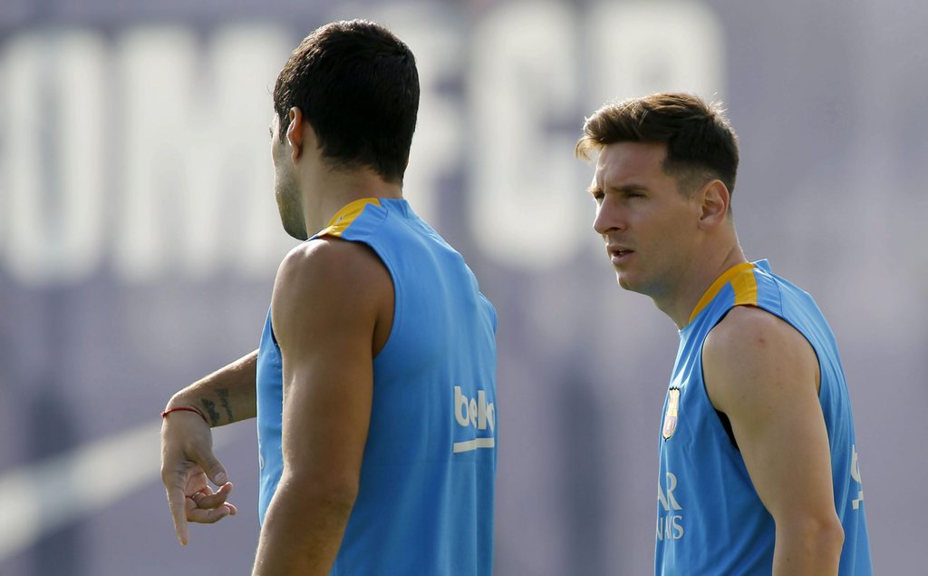 epa04871475 FC Barcelona's strikers, Uruguayan Luis Suarez (L), and Argentinian Lionel Messi, during the team's training sesion at Joan Gamper Sports City in Barcelona, northeastern Spain, 04 August 2015. FC Barcelona will face AS Roma in a Joan Gamper Trophy match the upcoming 05 August. EPA/ALEJANDRO GARCIA