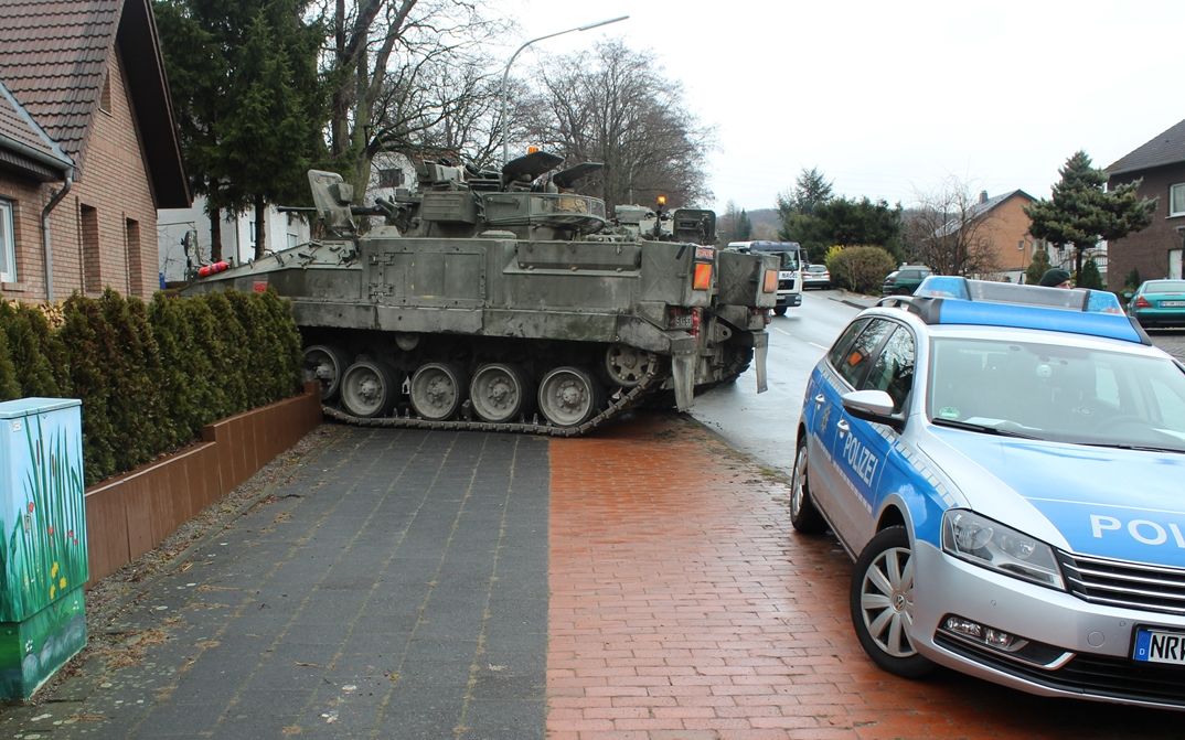 Technischer Defekt: Dieser Fahrer dagegen landete in einem Vorgarten.
