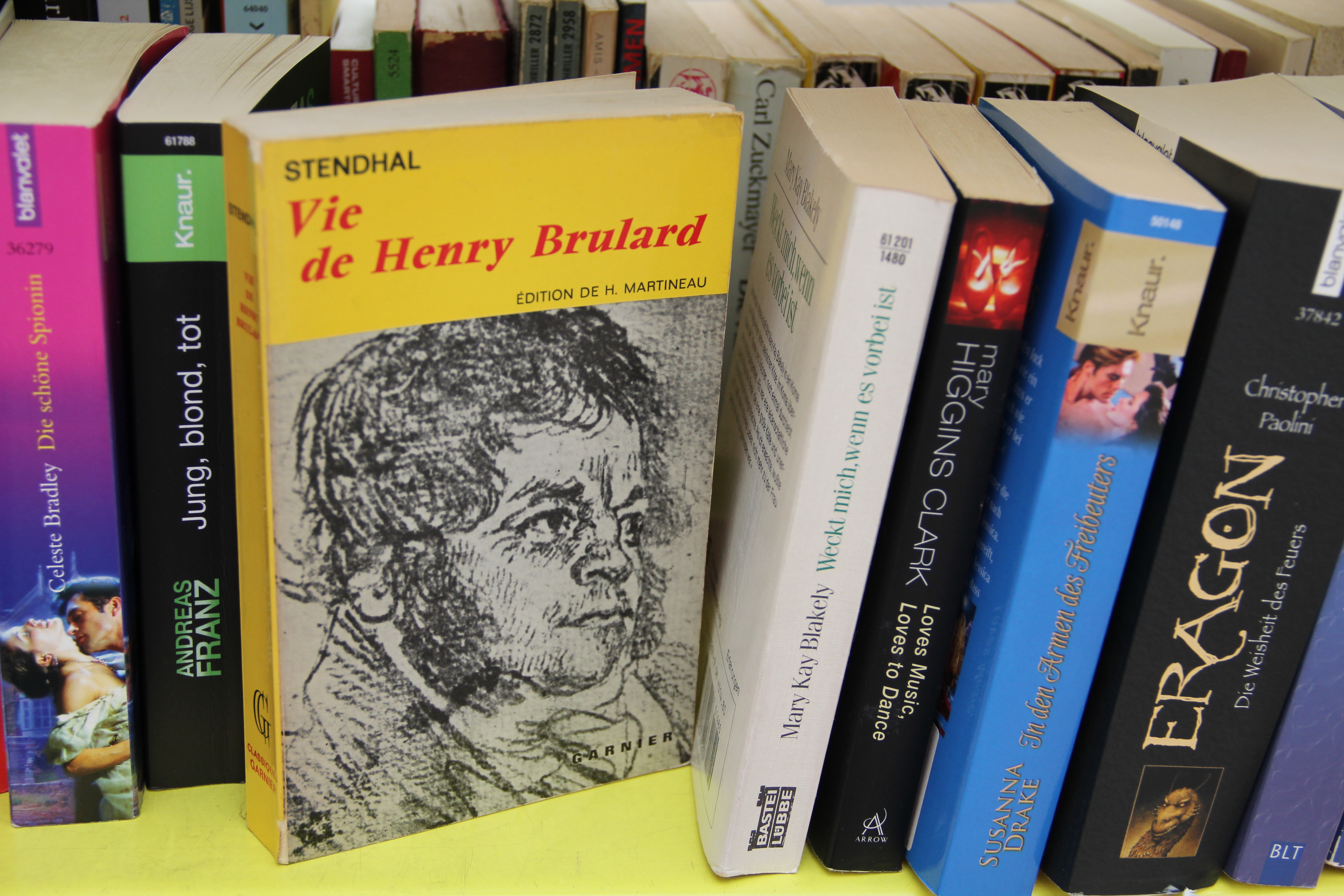 Sowohl leichte Kost wie auch der eine oder andere Klassiker ist hier zu finden. Wer die Bücher gut durchforstet, findet auch mal etwas Fremdsprachiges – so etwa Stendhal.