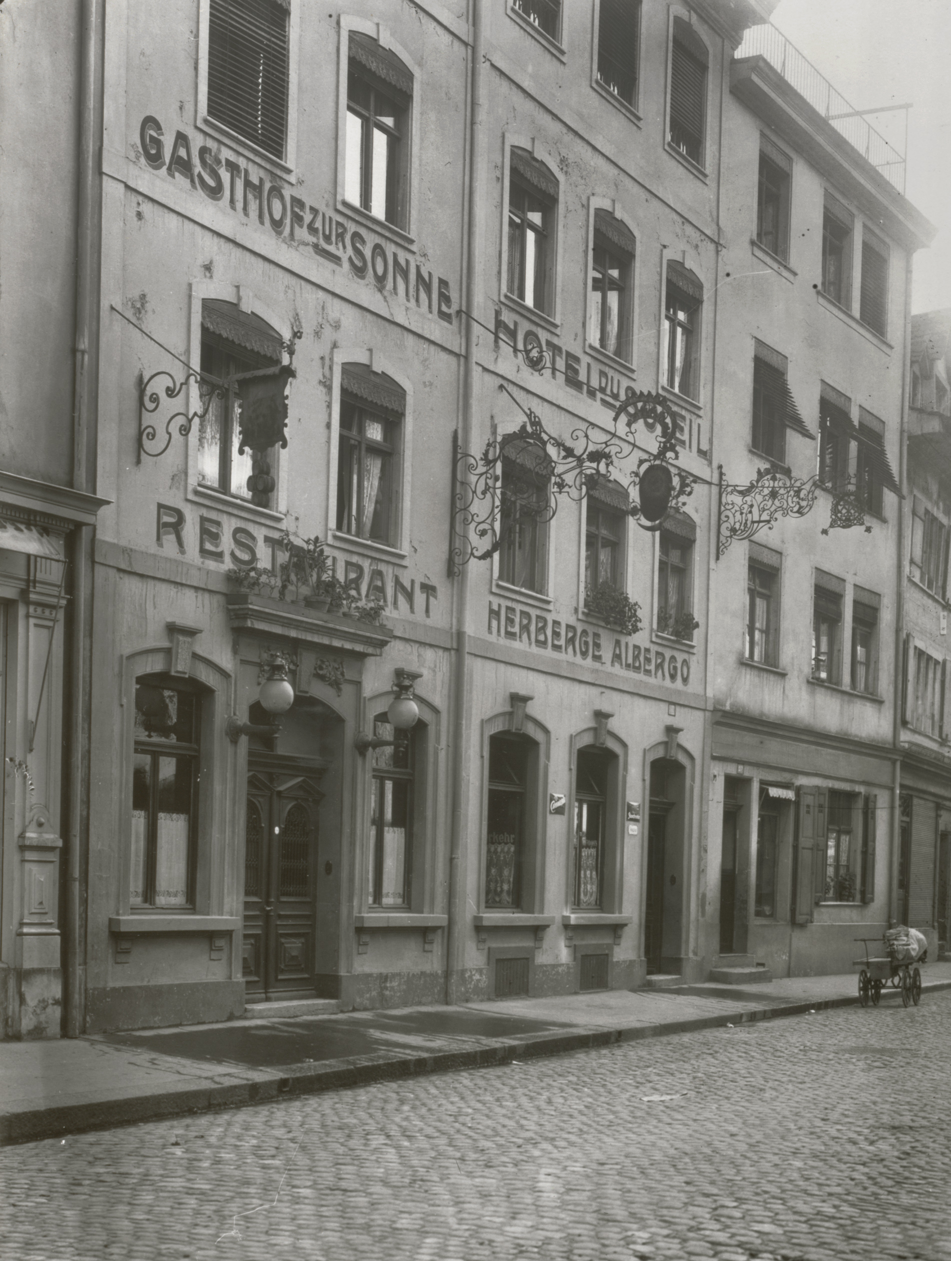 Der Gasthof zur Sonne mit seinen verschwundenen schmiedeeisernen Wirtshausschildern (1915)