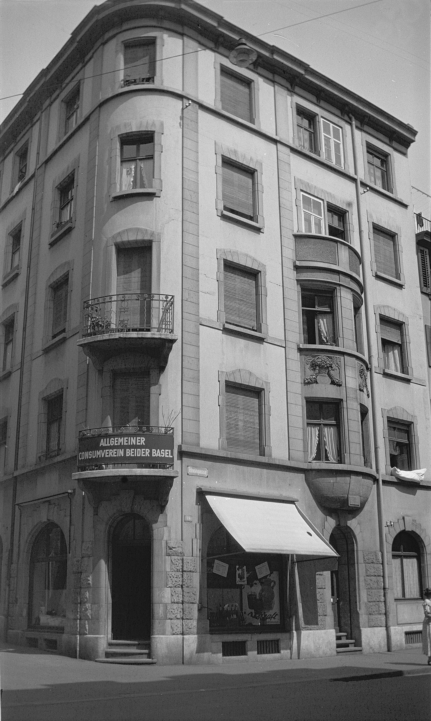 Der ehemalige Laden des Allgemeinen Consumvereins ACV (1936), wo sich heute die Bar Consum befindet.