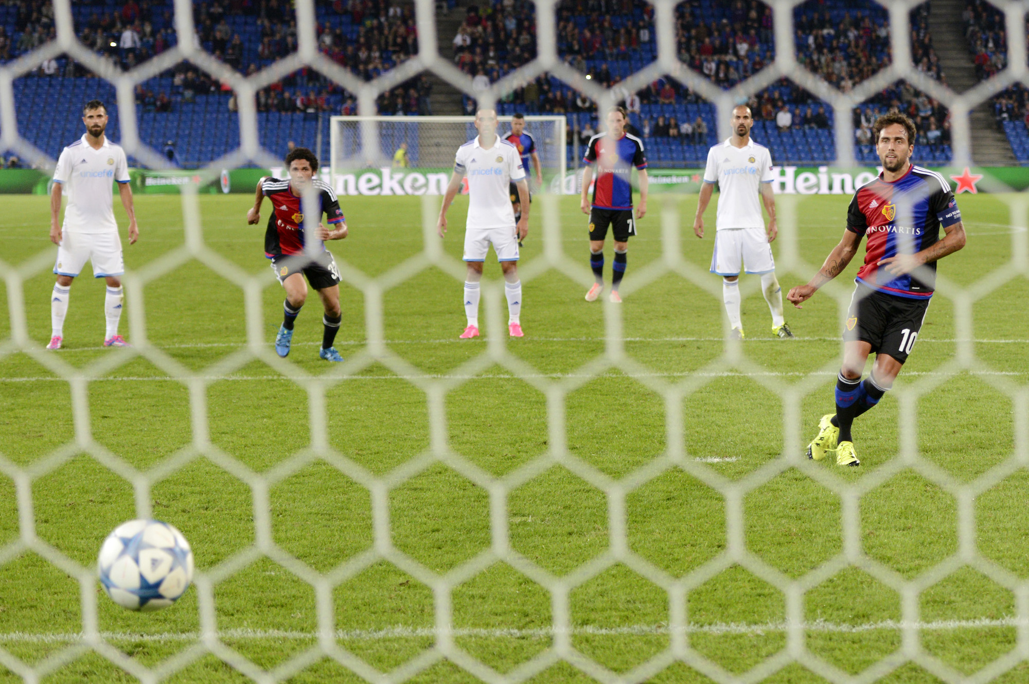 19.08.2015; Basel; Fussball Champions League Playoff; FC Basel - Maccabi Tel Aviv; Matias Delgado (Basel) verwandelt den Elfmeter; (Steffen Schmidt/freshfocus)