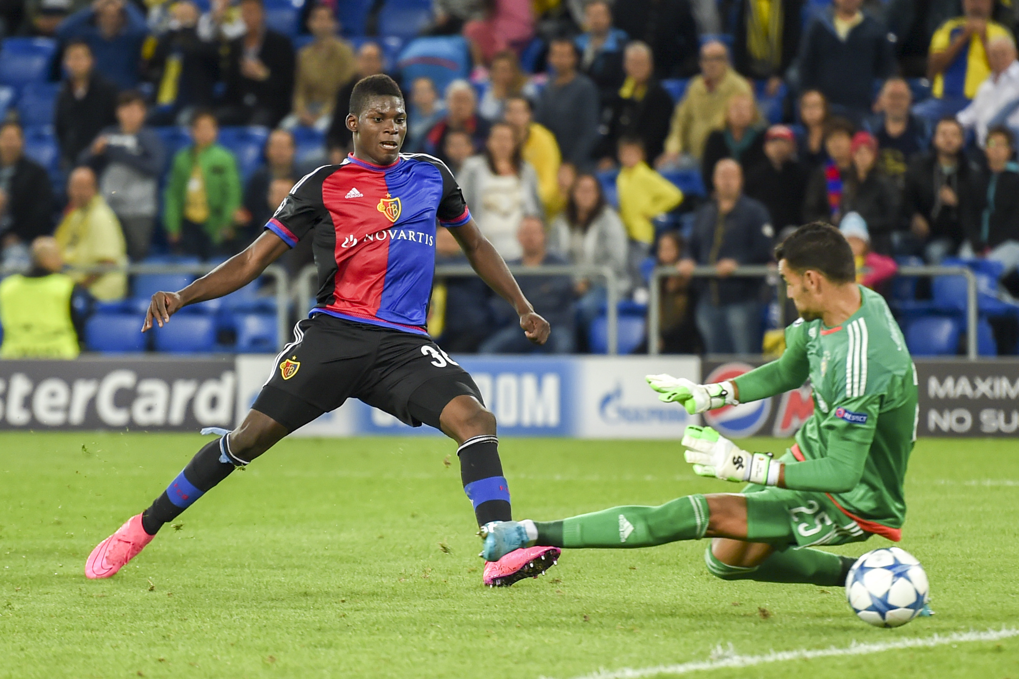 19.08.2015; Basel; Fussball Champions League Playoff - FC Basel - Maccabi Tel Aviv; Breel Embolo (Basel) erzielt das Tor zum 2:1 gegen Torhueter Juan Pablo (Tel Aviv) (Andy Mueller/freshfocus)