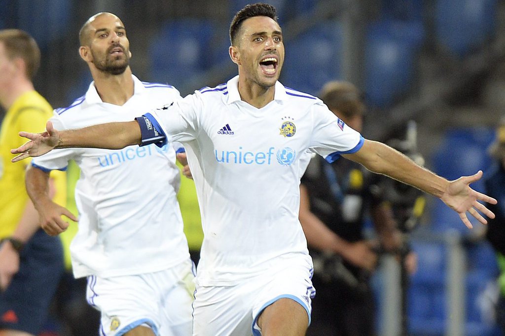 epa04889514 Maccabi's Eran Zahavi celebrates after scoring the 2-2 equalizer during the UEFA Champions League play-off round first leg soccer match between Switzerland's FC Basel 1893 and Israel's Maccabi Tel Aviv FC in the St. Jakob-Park stadium in Basel, Switzerland, on Wednesday, August 19, 2015. EPA/WALTER BIERI