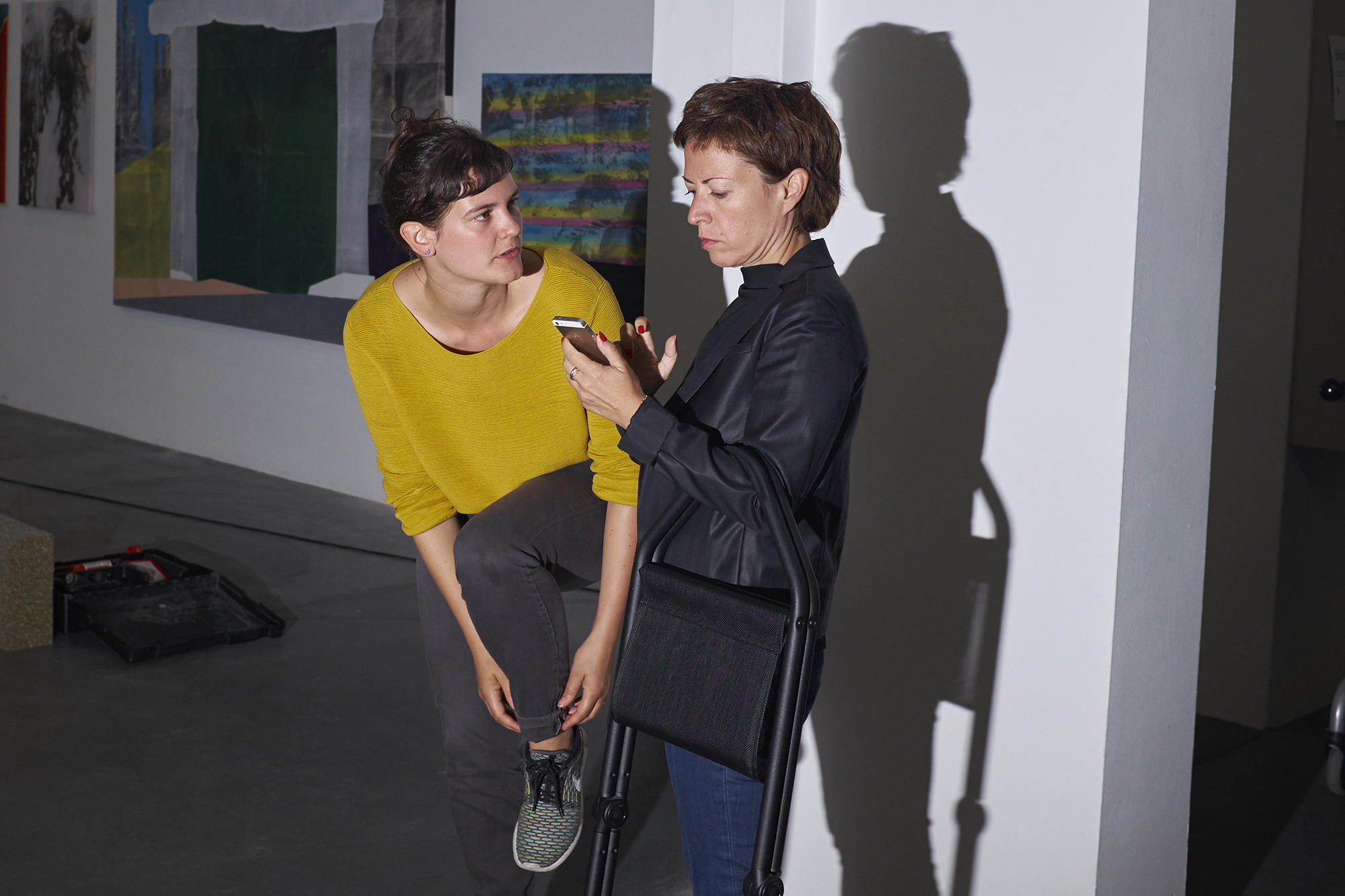 Immer ein offenes Ohr: Chus Martínez ist beim Aufbau im Kunsthaus Baselland voll mit dabei.