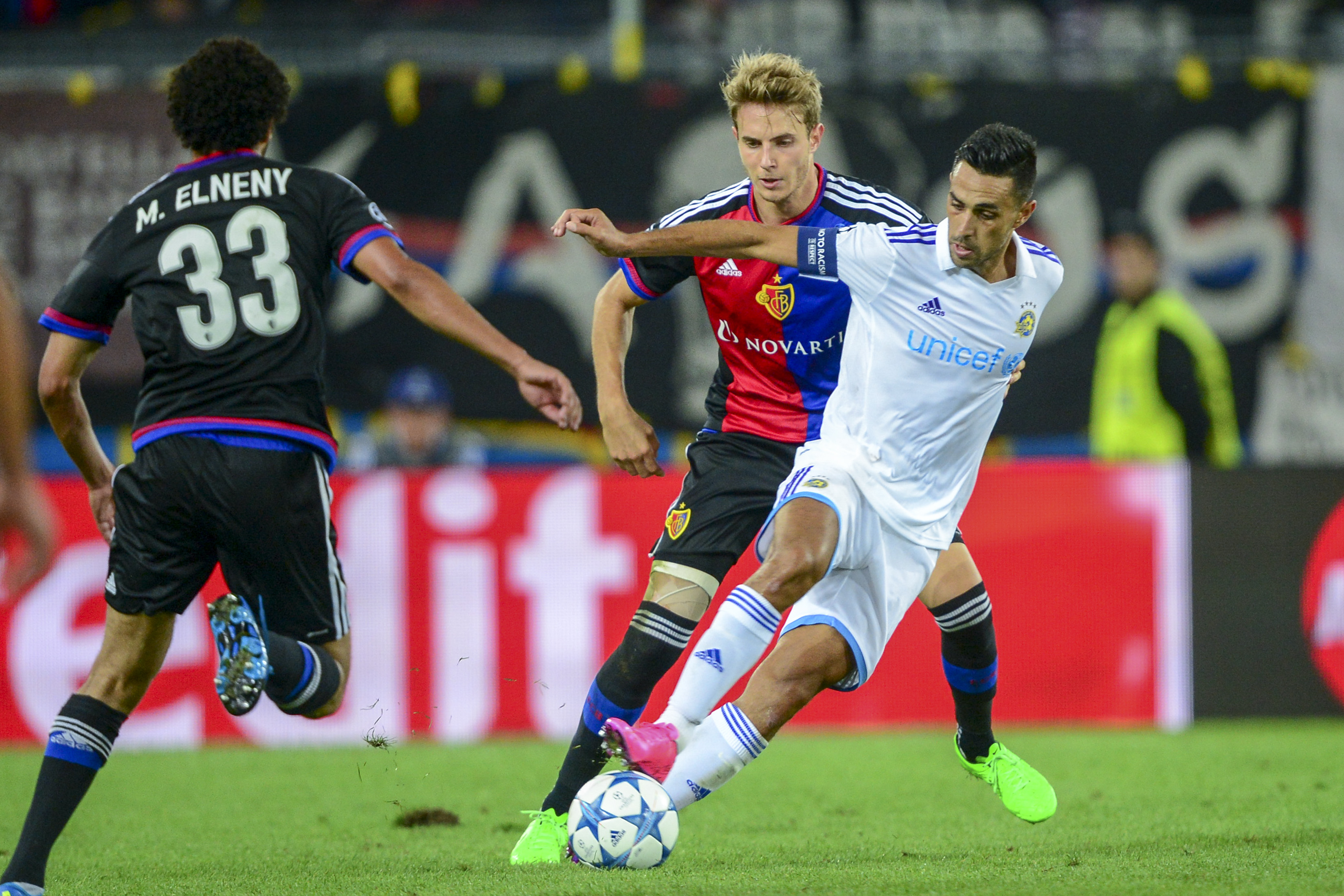 19.08.2015; Basel; Fussball Champions League Playoff - FC Basel - Maccabi Tel Aviv; Daniel Hoegh (Basel) gegen Eran Zahavi (Tel Aviv) (Andy Mueller/freshfocus)