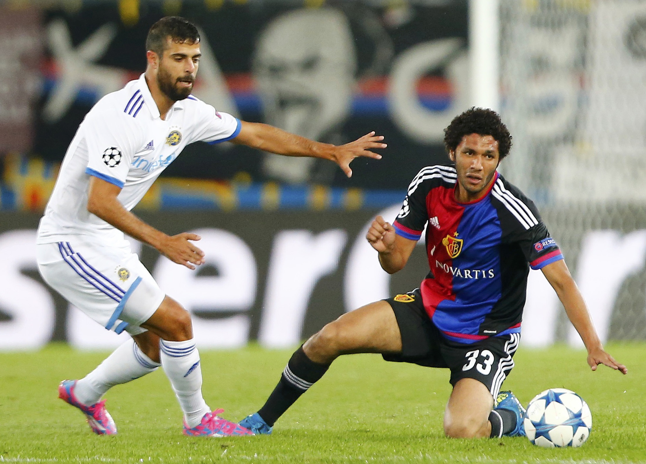 FC Basel's Mohamed Elneny (R) fights for the ball against Maccabi Tel Aviv's Eden Ben Basat during their Champions League play-off first leg soccer match at the St. Jakob Park stadium in Basel August 19, 2015. REUTERS/Arnd Wiegmann
