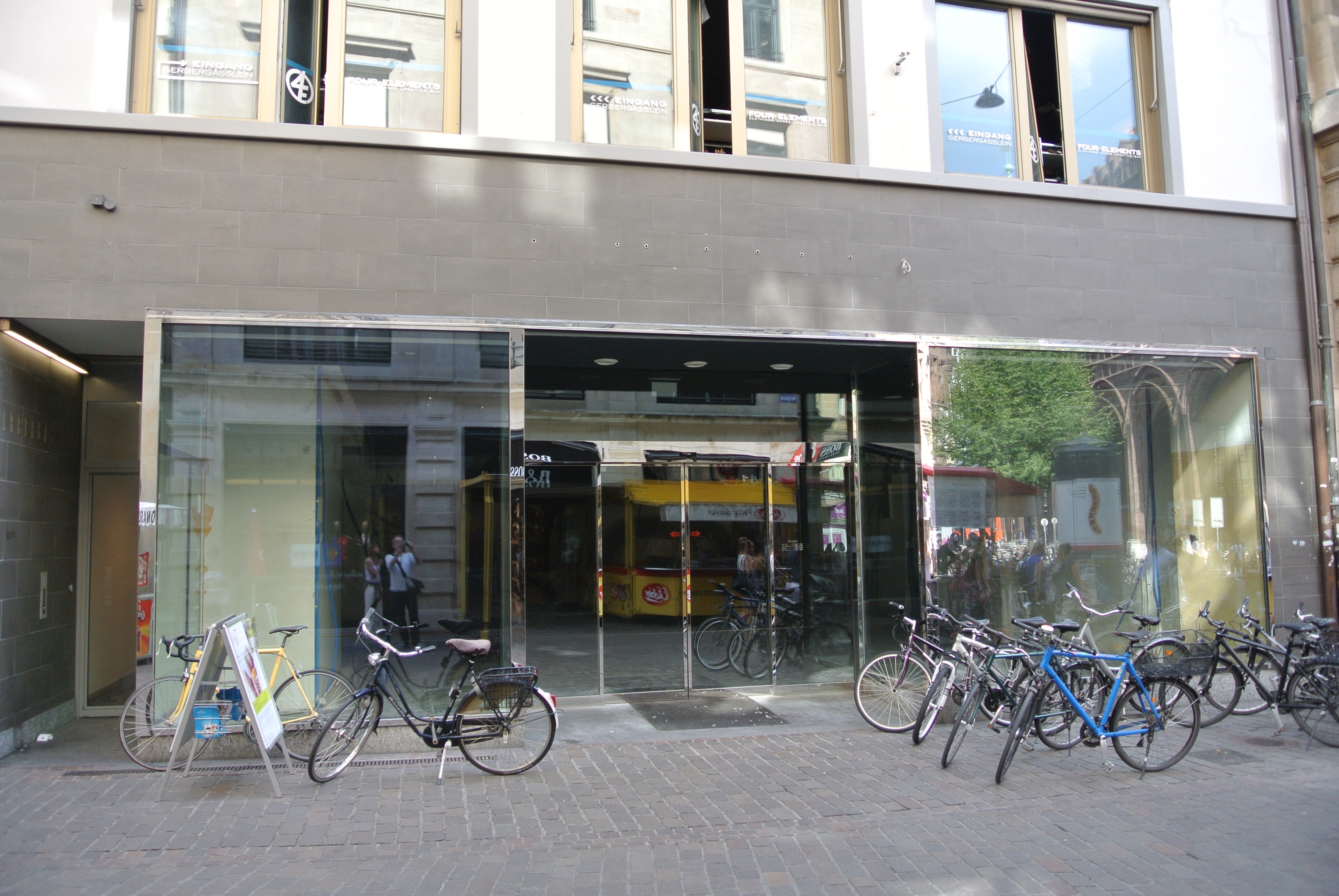 Ladensterben: Leere Schaufenster werden als Veloparkplätze genutzt.